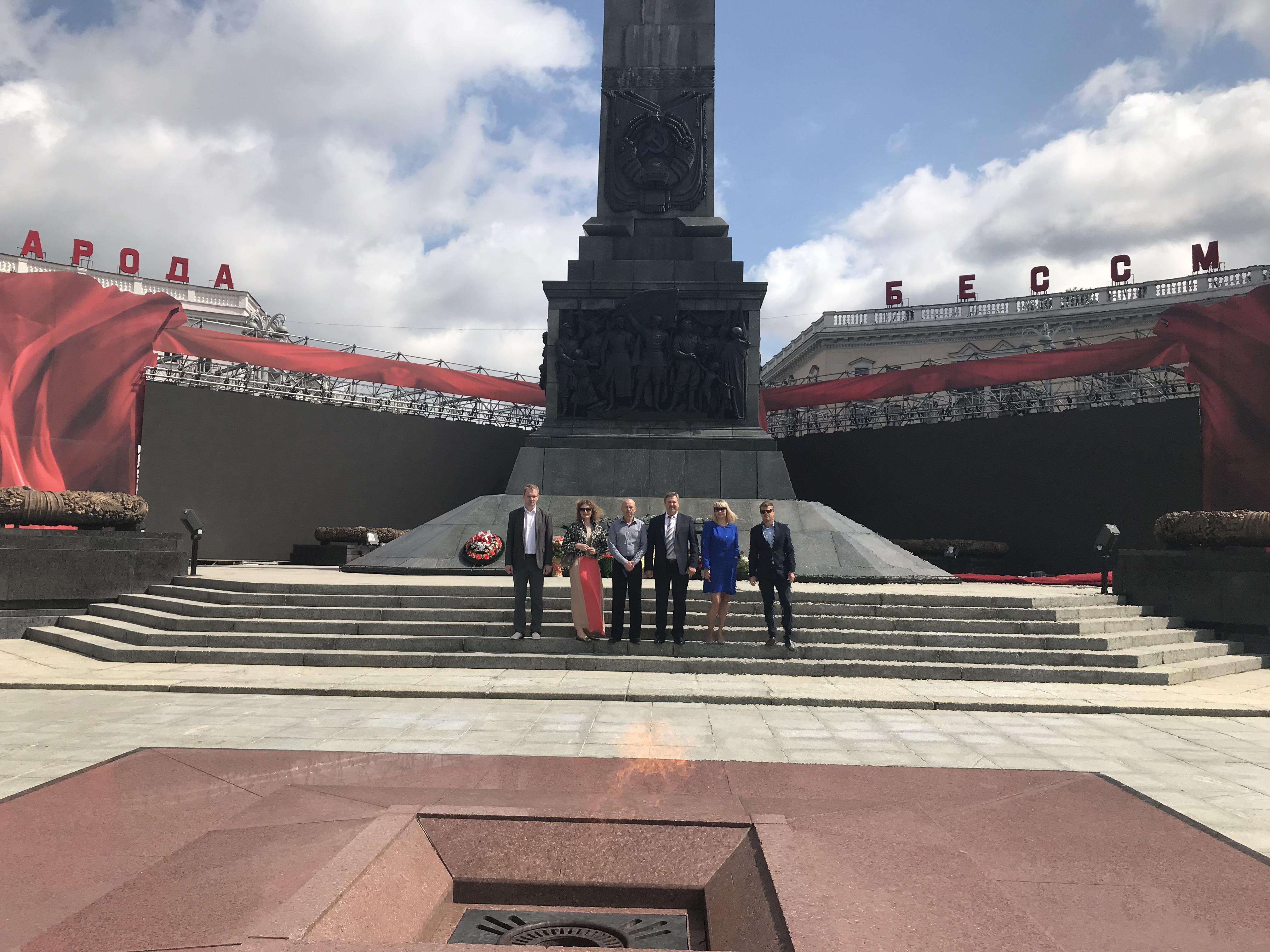 Руководство и сотрудники Дома прессы возложили цветы у обелиска на площади  Победы — Дом прессы